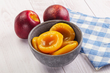 Canned peaches with sweet syrope