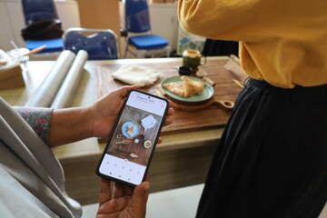 Obraz premium Taking photos of food using a cellphone is a fun activity. workshop on photographing food using a cellphone.