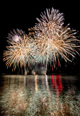 Feu d'artifice sur l'étang de Thau à Mèze dans le département de l'Hérault - région Occitanie