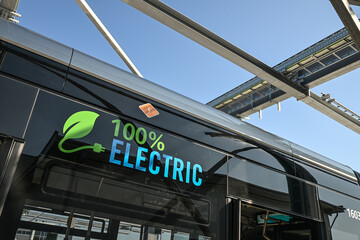 Fototapeta premium Bus electrique recharge batterie transport environnement