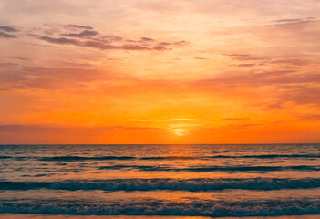 Obraz premium Stunning Sunset Over Tranquil Ocean Waves