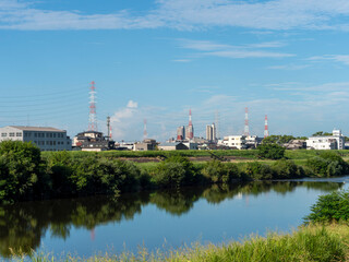大和川沿いの送電鉄塔のある街並み