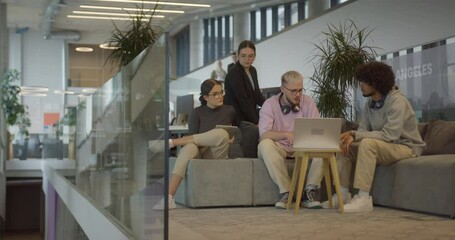 A diverse group of colleagues exchange business experiences, engage in collaborative problem-solving, and work together in a relaxed, modern office interior, demonstrating the value of teamwork and