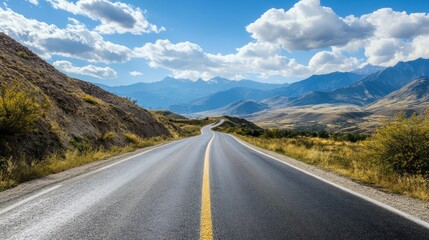 Naklejka premium A long road with a mountain in the background