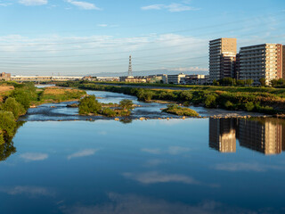 景色が映り込む大和川沿いの風景