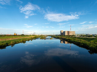 Fototapeta premium 景色が映り込む大和川沿いの風景