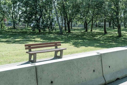 Ławeczka za betonowymi osłonami, efekt iluzji optycznej (duża, czy mała?)