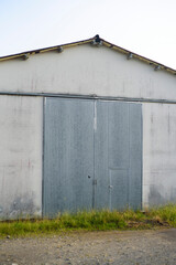 Fototapeta premium Puerta metálica en nave agrícola