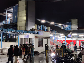 Obraz premium Picture of crowd at Ratlam Junction railway station shot at night