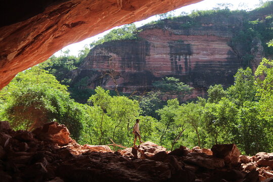 homem na caverna do z&eacute; sem chap&eacute;u, atrativo tur&iacute;stico na regi&atilde;o de pinga fogo, interior de mineiros, goi&aacute;s