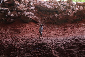 homem na caverna do zé sem chapéu, atrativo turístico na região de pinga fogo, interior de mineiros, goiás