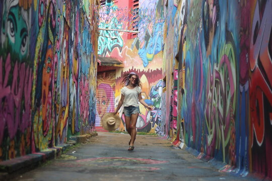 mulher no beco do codorna, em goiania, goias