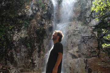 homem na cachoeira dos dragões em pirenópolis, goiás