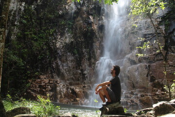 homem na cachoeira dos dragões em pirenópolis, goiás