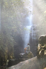 turista na cachoeira da gruta, no complexo do salto corumbá, em goiás