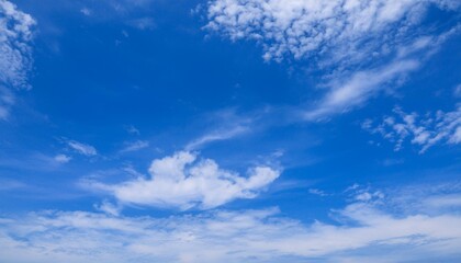 Cielo azul con nubes de verano despejado
