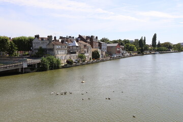 Fototapeta premium La rivière Oise dans la ville, ville de Compiègne, département de l'Oise, France