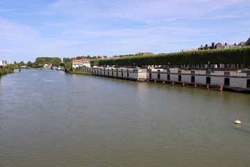 Fototapeta premium La rivière Oise dans la ville, ville de Compiègne, département de l'Oise, France
