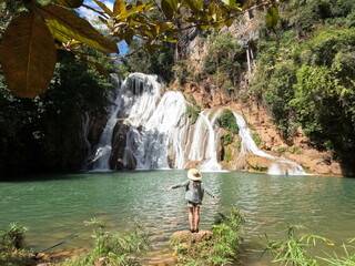 Fototapeta na wymiar mulher na cachoeira paraíso do cerrado, damianópolis, goiás
