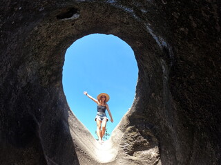 mulher no Vale da Lua, em Alto Paraíso de Goiás, Chapada dos Veadeiros © carina furlanetto