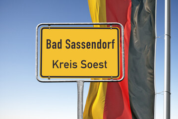 Ortstafel, Bad Sassendorf, Kreis Soest mit deutscher Flagge, (Symbolbild)