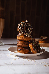 DONUTS DE CHOCOLATE EN FONDO OSCURO