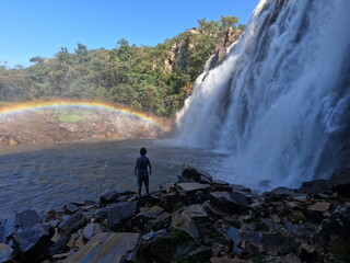 turista no salto corumbá, goiás