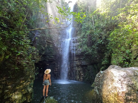 mulher na cachoeira da gurta em corumba de goias 