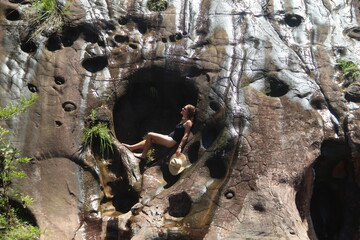 turista nas piscinas naturais do vale encantado na região Pinga Fogo em Mineiros, goiás