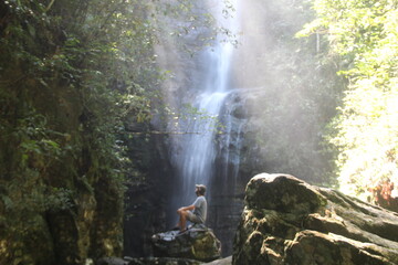 turista na cachoeira da gruta, no complexo do salto corumbá, em goiás