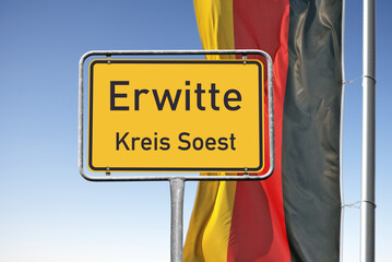 Ortstafel, Erwitte, Kreis Soest mit deutscher Flagge, (Symbolbild)