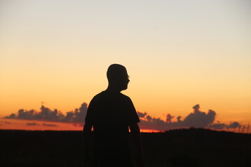 silhueta de homem no p&ocirc;r do sol na Chapada dos Veadeiros, Goi&aacute;s