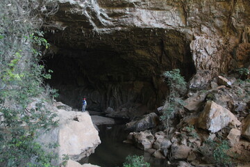 mulher no poço azul em mambaí, goiás 