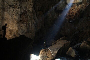 turista na caverna terra ronca, em são domingos, goiás