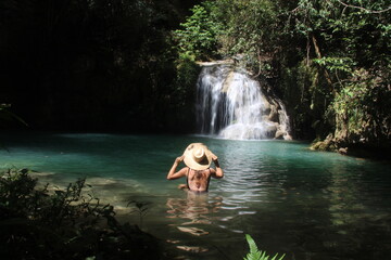 mulher no poço azul em mambaí, goiás 