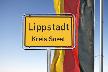 Ortstafel, Lippstadt, Kreis Soest mit deutscher Flagge, (Symbolbild)