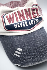 Czapka z krzykliwym hasłem. © Blaszko