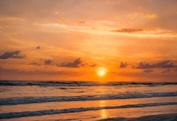 Fototapeta premium Sunset Over the Sea: A Peaceful Moment