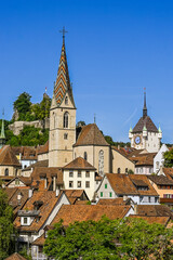 Fototapeta premium Stadt Baden, katholische Kirche, Stadtturm, Wehrturm, Altstadt, Schlossberg, Ruine, Altstadthäuser, Limmat, Fluss, Aargau, Sommer, Schweiz
