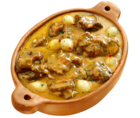 cumbuca de barro com receita brasileira de rabada com legumes isolado em fundo transparente