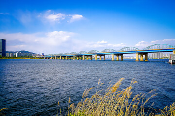 Obraz premium The scenery of the Han River and Dongjak Bridge in Seoul, South Korea.