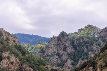 silhouette de rocher en forme d'ours dans les gorges du Cady