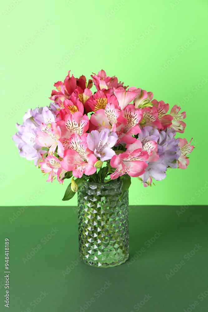 Poster Beautiful alstroemeria flowers in vase on green background