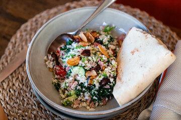 couscous salat mit gemüse und fladenbrot
