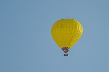 Ein Heißluftballon am blauen Sommerhimmel