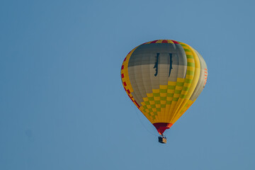 Ein Heißluftballon am blauen Sommerhimmel