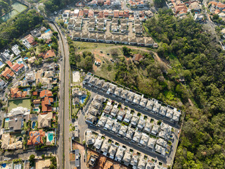 Prédios e casas residenciais no bairro Parque Hípica e Vila Brandina ao lado do Shopping Iguatemi Campinas.