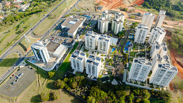 Pr&eacute;dios e casas residenciais no bairro Parque H&iacute;pica e Vila Brandina ao lado do Shopping Iguatemi Campinas.
