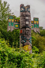 Ein farbenpr&auml;chtiges Totem am Wegesrand