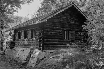 Obraz premium Eine alte Blockhütte am Wegesrand